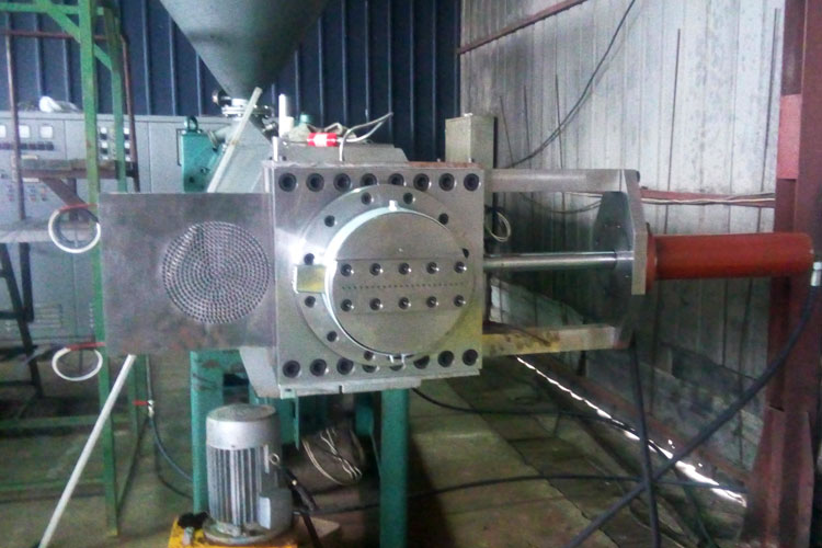 Sieves and heads for the regeneration of plastics