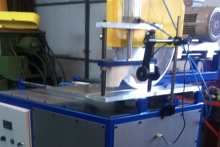 Automatic saw for cutting of plastic profiles and pipes