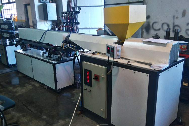Extrusion line for PP and PE hoses and pipes